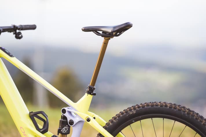 The Fox telescopic seatpost offers 240 millimetres of travel with full retractability in the L-frame. This means maximum freedom of movement. With frame size S, 200 mm already fits, that's a lot. The ideal length can be selected in the configurator.