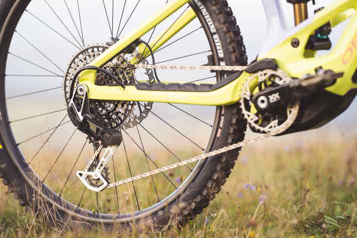 The Sram Eagle Transmission drivetrain draws its power from the main battery. The guide tube for the e-cable has been carelessly slipped over and wobbles wildly back and forth. There could be a better solution.