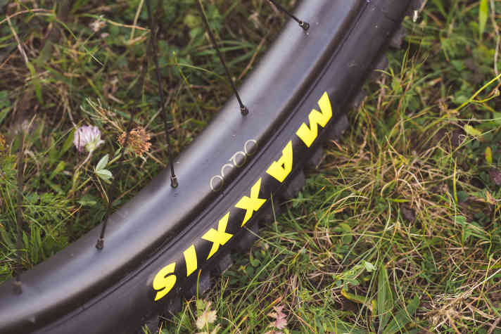 The in-house Oquo carbon rims reduce the weight and provide lively acceleration.