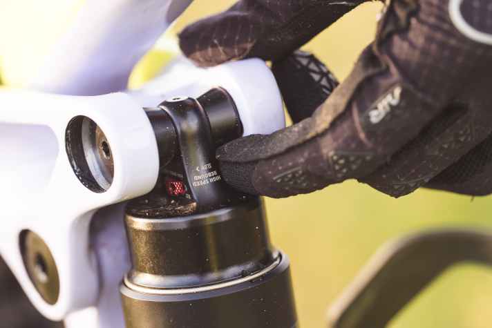 Nervig: Das Rädchen für die Highspeed-Zugstufe am X2-Dämpfer ist ohne Werkzeug nicht zu erreichen.