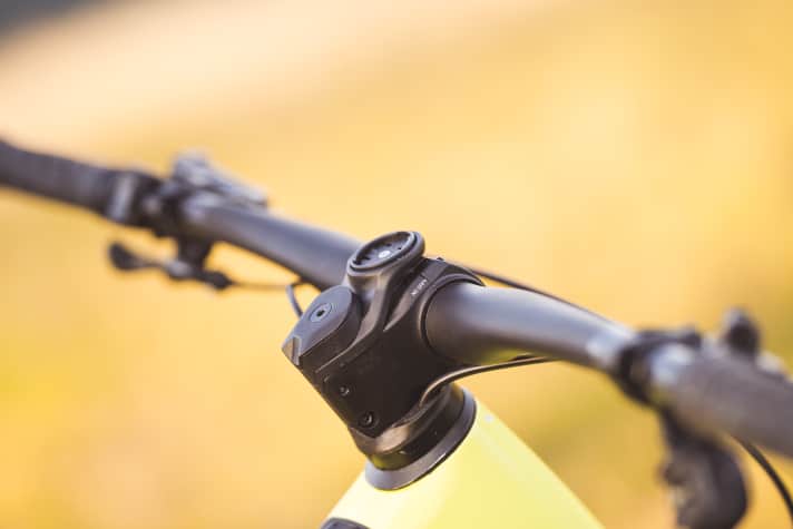 The cables run next to the super-short stem through the headset into the frame. This gives a point deduction for ease of servicing.