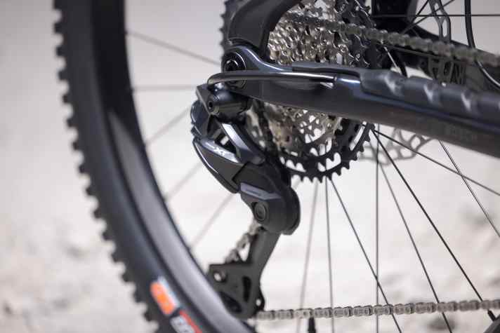 Die neue Shimano XT Di2 kann in Kombination mit dem Bosch-Motor auch im Rollen schalten.