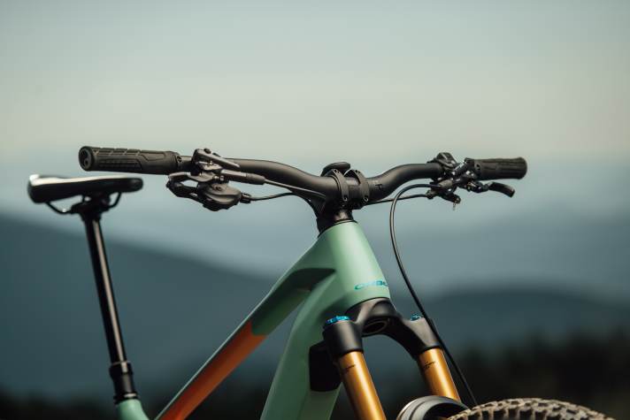 The cables run laterally next to the in-house stem into the headset and above it into the frame.