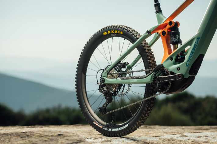 The rear suspension has been given one centimetre more travel, but the kinematics remain largely the same. A little more progression should result in a softer response.