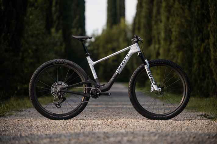 Das neue Scott Spark RC versteckt sein Federbein vor neugierigen Blicken.