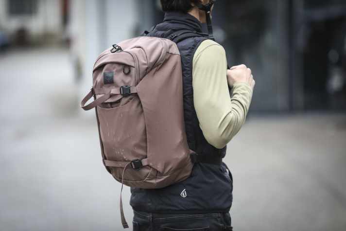 The flanks and straps on the sides are striking: If you open them, the main zip can be opened completely.