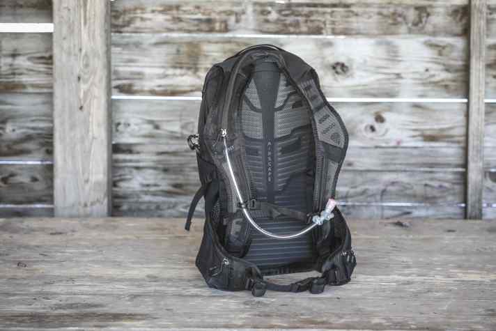 Der Osprey schluckt mit 17 Litern deutlich mehr Ausrüstung, als der Hersteller angibt. Eine Trinkblase ist beim Raptor 14 bereits integriert.