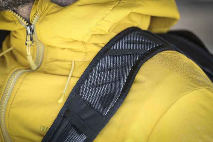 The shoulder straps are anatomically shaped and are airy and very comfortable to wear.