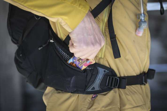 Große Hüftflossen sorgen für stabilen Sitz in der Abfahrt. In die großen Hüftgurttaschen passen Snacks oder das Smartphone.