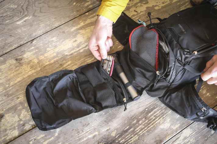 The tools can be stowed in a tool roll in the bottom compartment - practical in the event of a puncture and advantageous for load distribution.