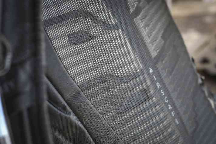 Das Rückensystem könnte mehr Stabilität vertragen. Voll beladen kann es etwas nach hinten ausbeulen.