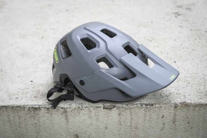 Funktioniert auch im Sommer: Der Abus MoDrop Openface-Helm.