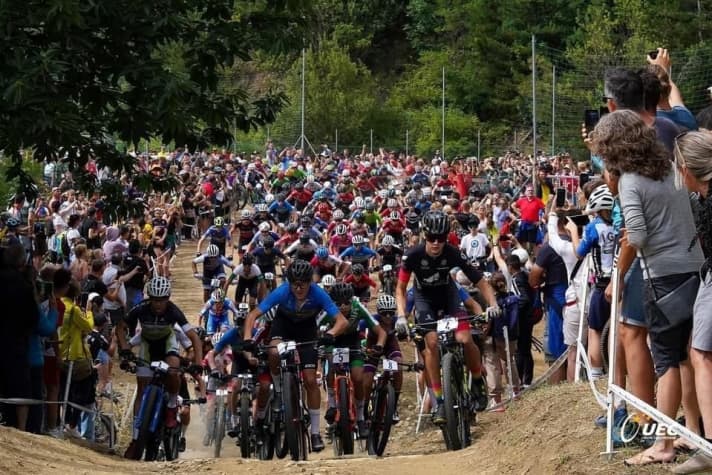 Startphase im XCO-Rennen.