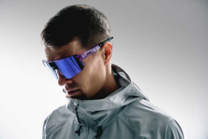 Der Rahmen der P005 verbirgt sich hinter der riesigen Mono-Scheibe. Die Brille ist umfangreich einstellbar. | Bliz Eyewear