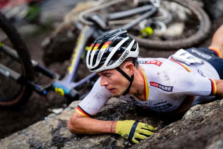 German champion Max Brandl crashes so hard in Crans Montana that he breaks his lower jaw.