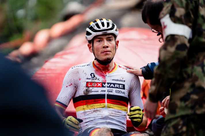 Der deutsche Crosscountry-Meister Max Brandl bricht sich im Worldcup den Kiefer. Risiko ist Teil des Mountainbike-Sports und wird manchmal besser, manchmal schlechter in kontrollierbaren Grenzen gehalten.