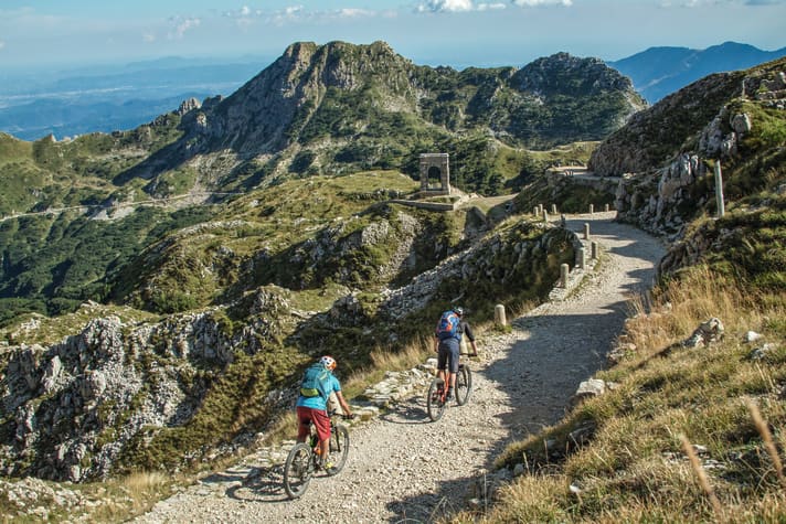 Gedenkstätte und Soldatenfriedhof Brigata Liguria: Da rollt man schon schweigsam und andächtig drauf zu.