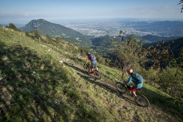 Descent from Monte Novegno to Arsiero: As if a mountain biker had created this trail. But not all sections roll along as easily as in this picture.