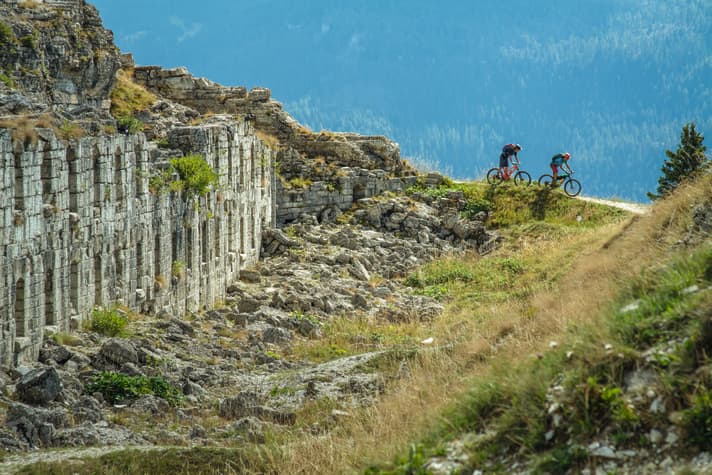 Fort am Dosso del Sommo: Hier verschanzten sich die österreichischen Kaiserjäger. Die Almwiesen rings herum sind bis heute von den Granat-Einschlägen gezeichnet.