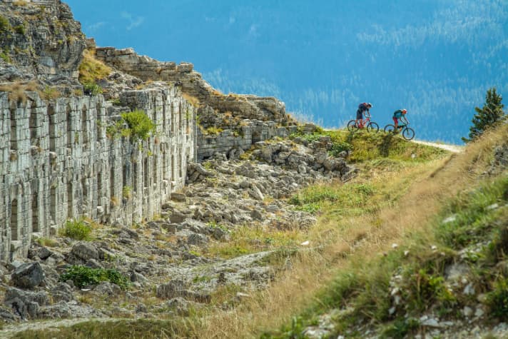 Relikte des Irrsinns: Die Touren-Klassiker am Pasubio führen an den Mahnmalen des Ersten Weltkriegs vorbei. Seite 86