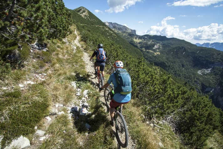Kammweg 105 zum Pasubio: Hier lässt es sich noch gut kurbeln. Aber wie man sieht, zieht sich der Weg noch eine Weile die Bergflanke hinauf. Am Ende heißt es dann doch: schieben.
