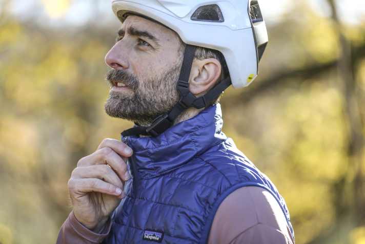 Am Hals schließt die Nano Puff Vest angenehm hoch auf - Fahrtwind hat hier keine Chance.