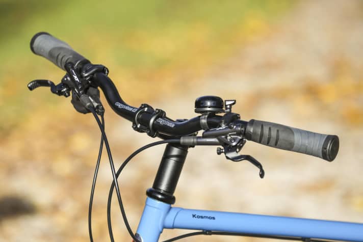 The thin handlebars are only shoulder width. Outdated? Not at all. Patria's approach is still the first choice for long-distance comfort.