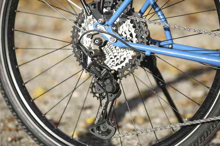 The wide-ratio XT drivetrain offers plenty of range and small climbing gears.