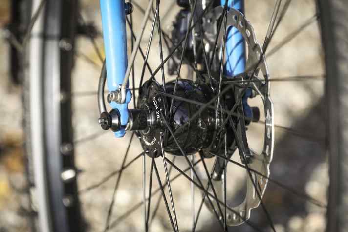 Die Ausstattung ist wertig. SON-Dynamo, XT-Bremse und eine fein verzahnte Nabe hinten, ebenfalls aus Shimanos XT-Sortiment. Foto: Georg Grieshaber