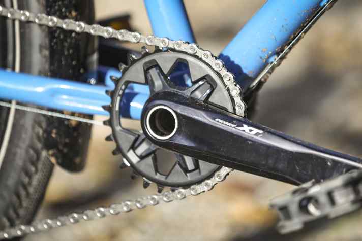 You can choose the gearing and transmission relatively freely using the configurator. The 30 mm chainring on our test bike is a little small for our liking.