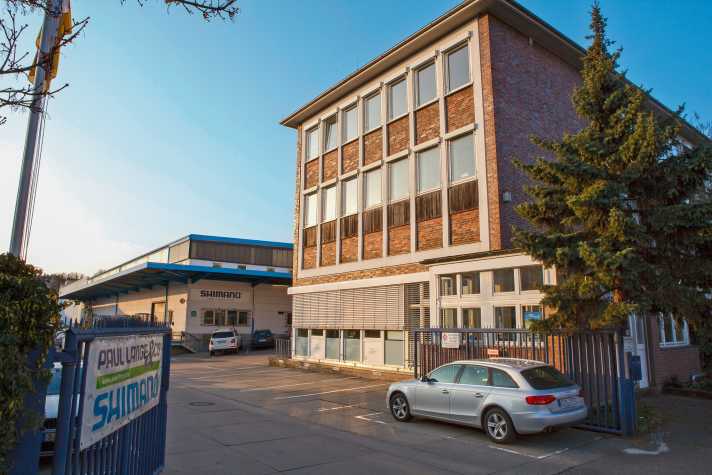 Behind the functional industrial building in Stuttgart lies what mountain bikers long for.