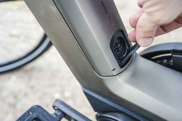 Der Ladeport befindet sich auf dem Unterrohr. Die Abdeckung fungiert gleichzeitig als Kippschalter zur Entriegelung des Akkucovers.