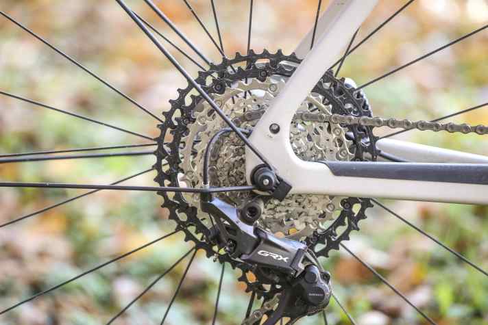 Une cassette de VTT permet de passer facilement les vitesses en montagne. C'est particulièrement utile sur un vélo entièrement chargé.
