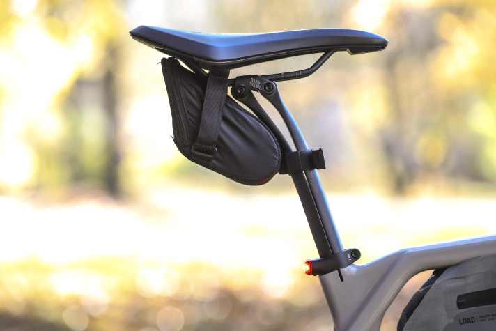 The two-piece seatpost increases comfort - a good thing, because the carbon frame of the Canyon gravel bike is quite stiff.