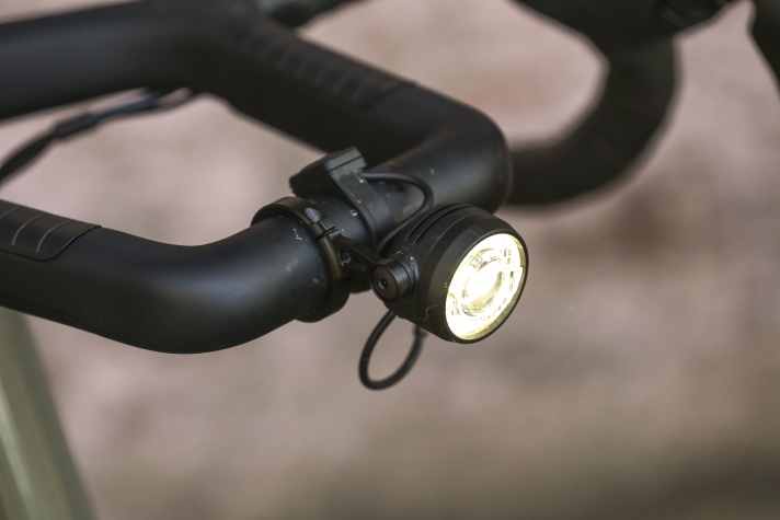 La lumière de Lupine fournit jusqu'à 1000 lumens et enlève ainsi toute crainte aux navettes en hiver.