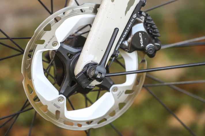 The mudguards are attached to the Canyon Grizl using quick-release axles that are pushed through the thru axles. This means they can be quickly removed again.