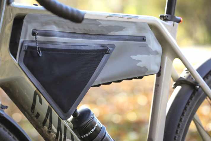The Canyon frame bag with Fidlock mount blends aesthetically into the frame of the Grizl. The applied graphics are reflective and serve as an additional safety feature.