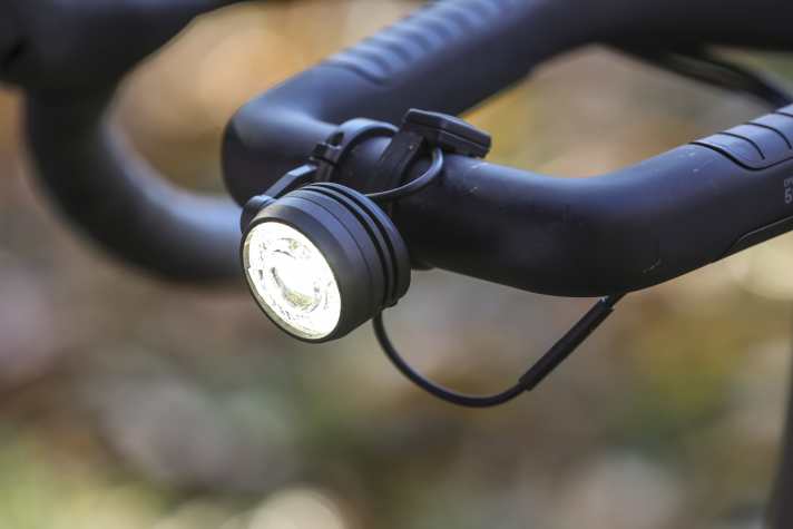 A powerful but STVO-compliant lighting system is essential for bike commuters in winter.