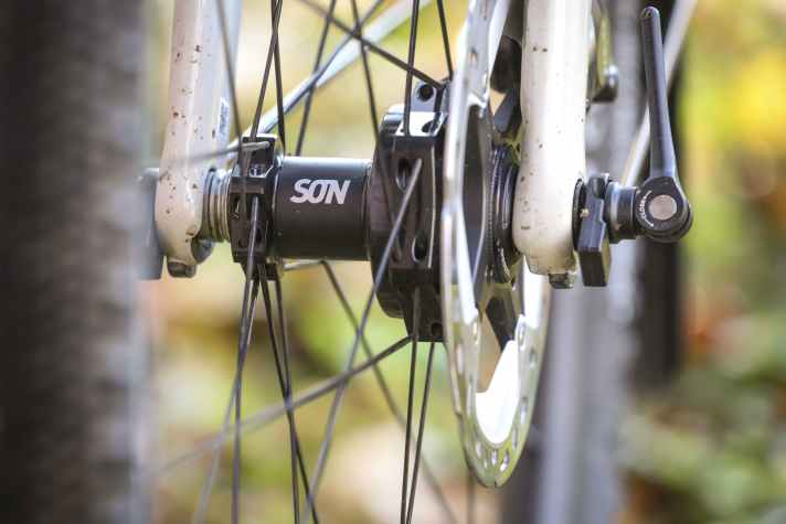 The Son 29 S hub dynamo requires only three watts and supplies the Eclips system with energy without external cables.