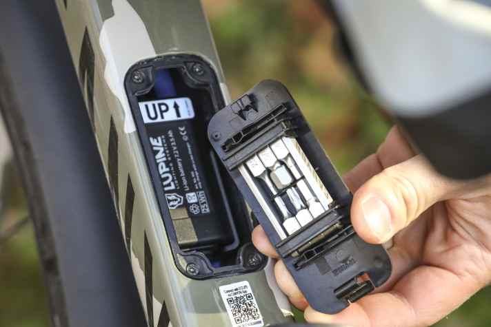 The frame storage compartment of the Canyon Grizl CF8 w/Eclips conceals a mini tool, the Lupine power bank and the control unit for the electronics. There's not much extra space left.