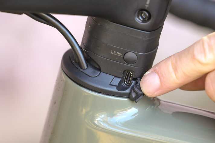 This USB-C socket can be used to charge a bike computer or smartphone, for example - even while riding with the appropriate holder.