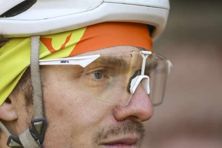 Eine klare Brille schützt die Augen und funktioniert auch in der Dunkelheit. Ein dünnes Stirnband kann die Ohren wärmen.