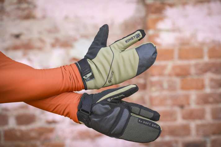 Mit speziellen Winterhandschuhen bleiben die Finger warm, die Brems- und Schalthebel jedoch bedienbar.