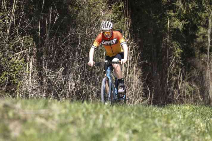 Sporty commuting brings the necessary continuity to everyday life and training. Cycling is also climate-neutral.