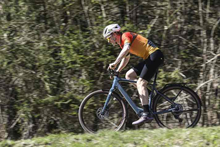 The e-bike motor has hardly anything to add to the power of tight sports calves.