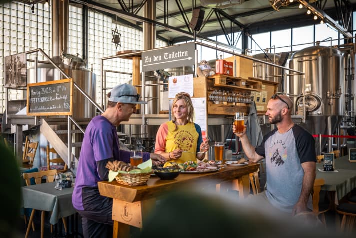 Die Braumanufaktur war mal eine Autowerkstatt. Heute der Biker-Treffpunkt nach der Tour.