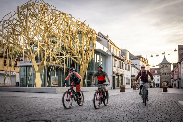 The small district town of Lichtenfels hosts a braiding festival in autumn and the Franconian Bike Marathon for the 25th time in summer.