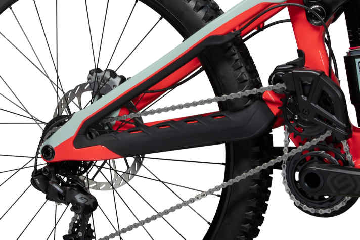 A close-up of the Phoenix's biggest innovation: the double chain drive. It is designed to generate maximum traction and allow the chassis to function perfectly in all situations.