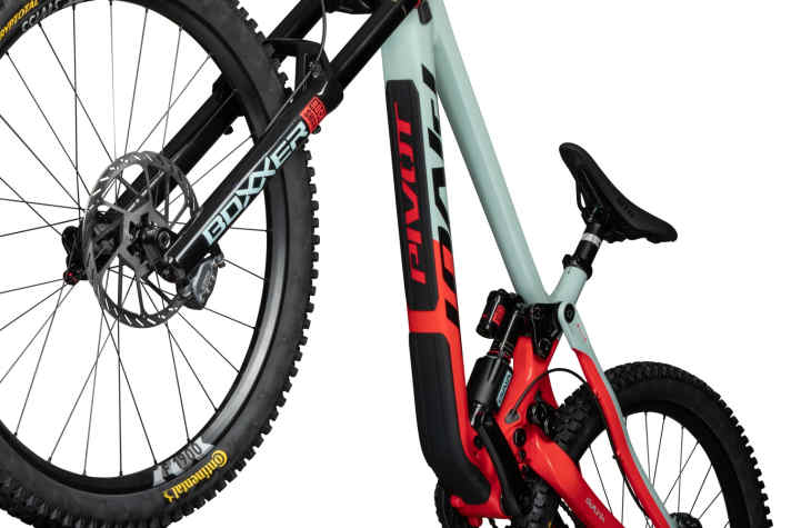 Full protection for the down tube: Pivot armoured it with thick rubber plates to keep the carbon fibre intact.