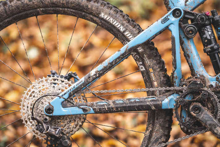 The rear suspension of the Pivot Shuttle AM bears the signature of suspension mastermind Dave Weagle and is one of the best in the test.